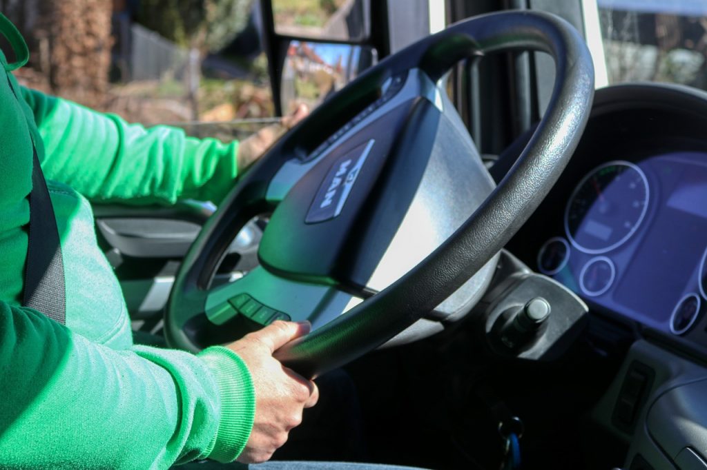 conducteur au volant