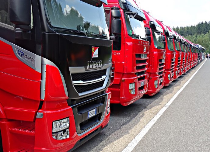 camions de transport routier garés les uns à côté des autres