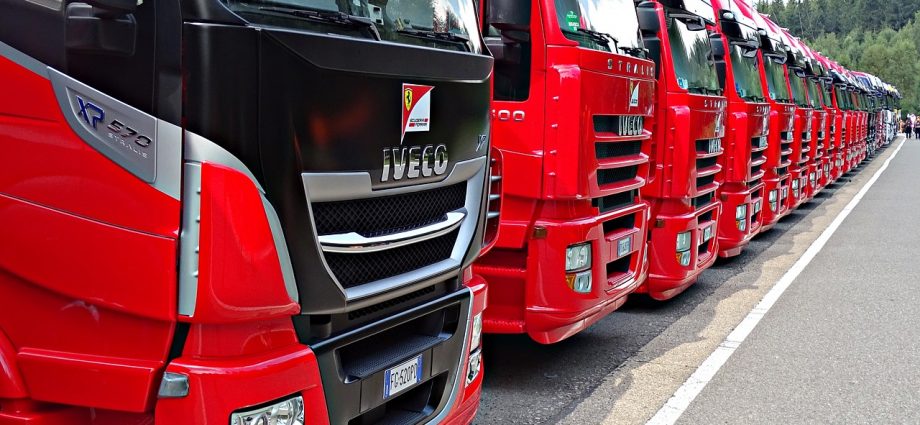 camions de transport routier garés les uns à côté des autres