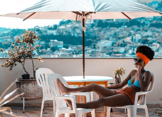 Femme qui bronze en terrasse