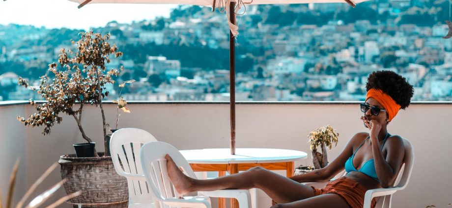 Femme qui bronze en terrasse