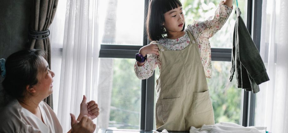 petite fille qui montre un vêtement à sa grand-mère