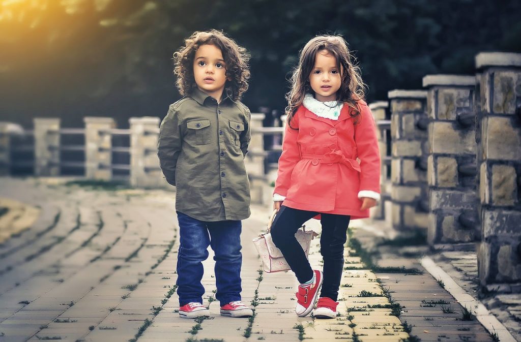 deux enfants debout côte à côte